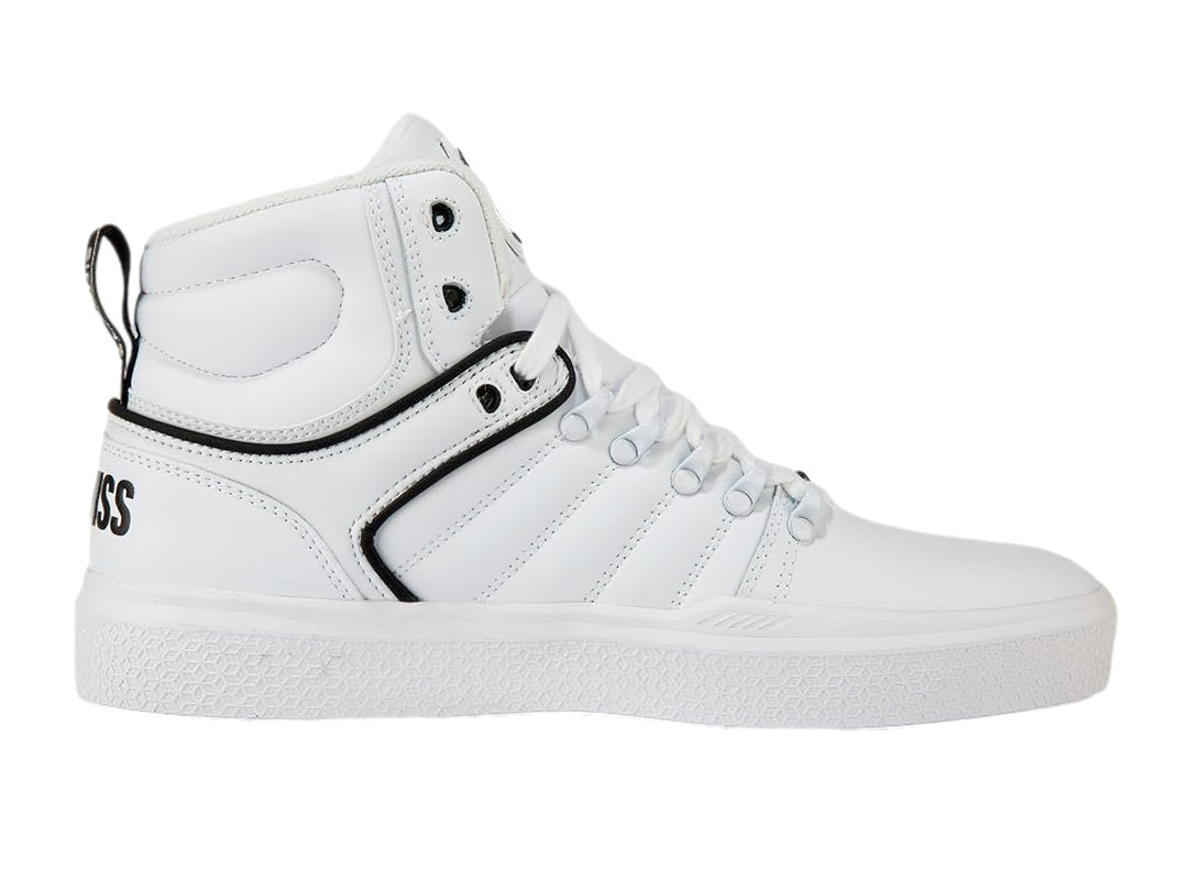 Tenis K-Swiss modelo King de corte alto en color blanco con detalles lineales en negro y suela blanca.