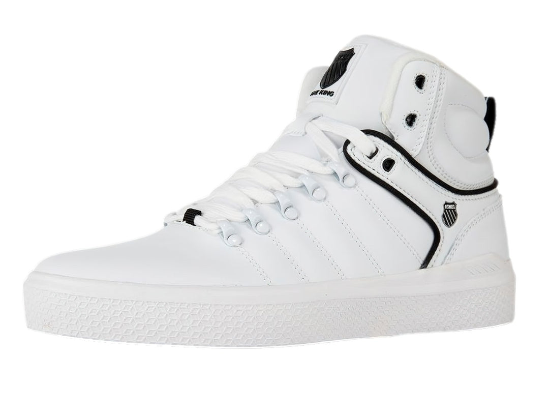 Tenis K-Swiss modelo King de corte alto en color blanco con detalles lineales en negro y suela blanca.