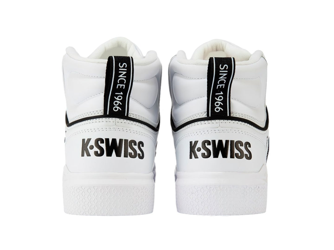 Tenis K-Swiss modelo King de corte alto en color blanco con detalles lineales en negro y suela blanca.