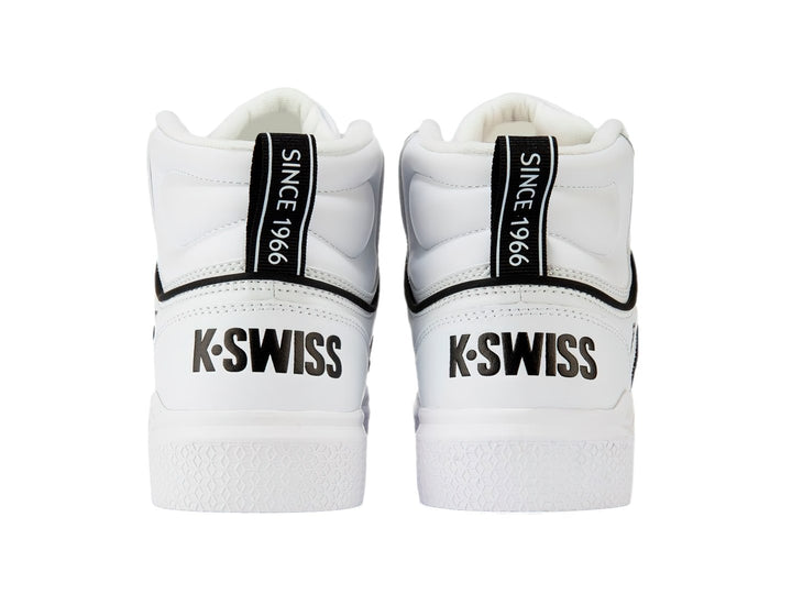Tenis K-Swiss modelo King de corte alto en color blanco con detalles lineales en negro y suela blanca.