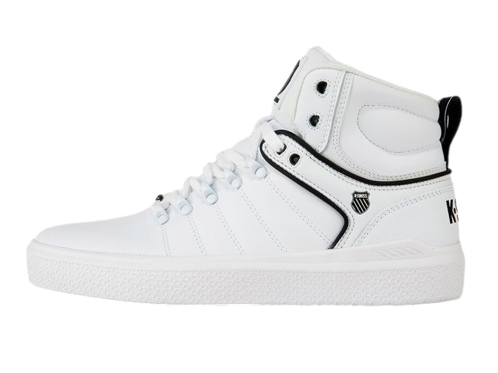 Tenis K-Swiss modelo King de corte alto en color blanco con detalles lineales en negro y suela blanca.