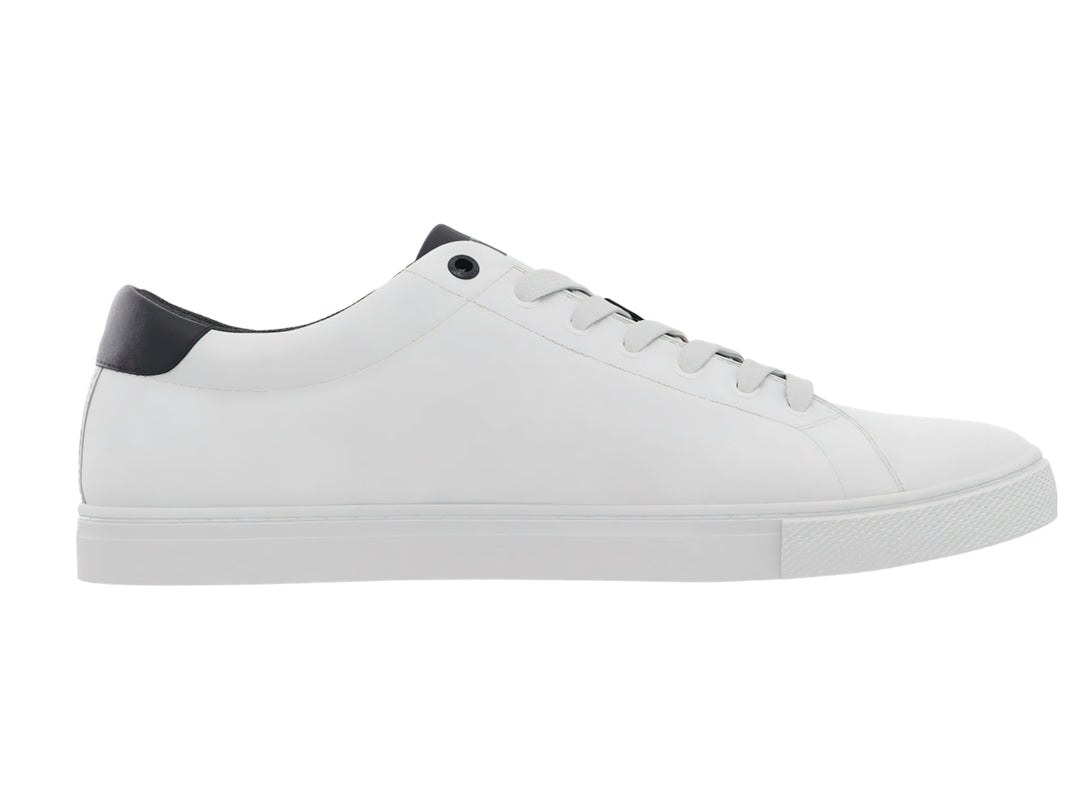 Tenis blancos de Tommy Hilfiger con detalles en azul marino en el talón y cordones.