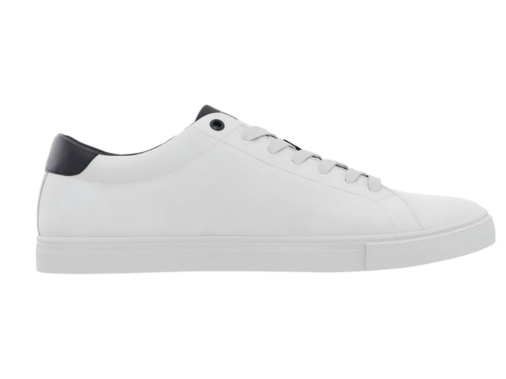 Tenis blancos de Tommy Hilfiger con detalles en azul marino en el talón y cordones.