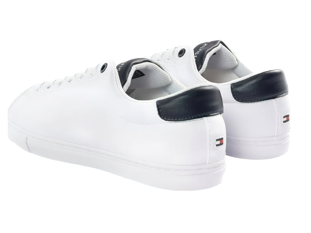 Tenis blancos de Tommy Hilfiger con detalles en azul marino en el talón y cordones.