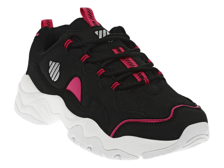 Tenis K-Swiss color negro con suela blanca ancha y detalles en rosa.