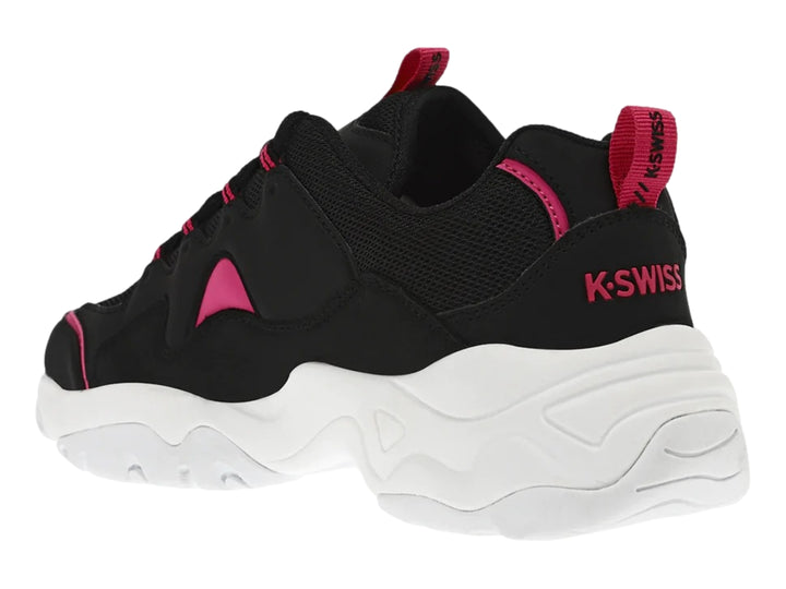 Tenis K-Swiss color negro con suela blanca ancha y detalles en rosa.