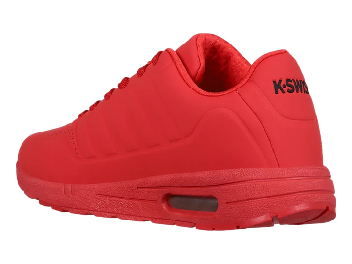 Tenis deportivos K-Swiss de color rojo con suela amortiguada y detalles en negro.