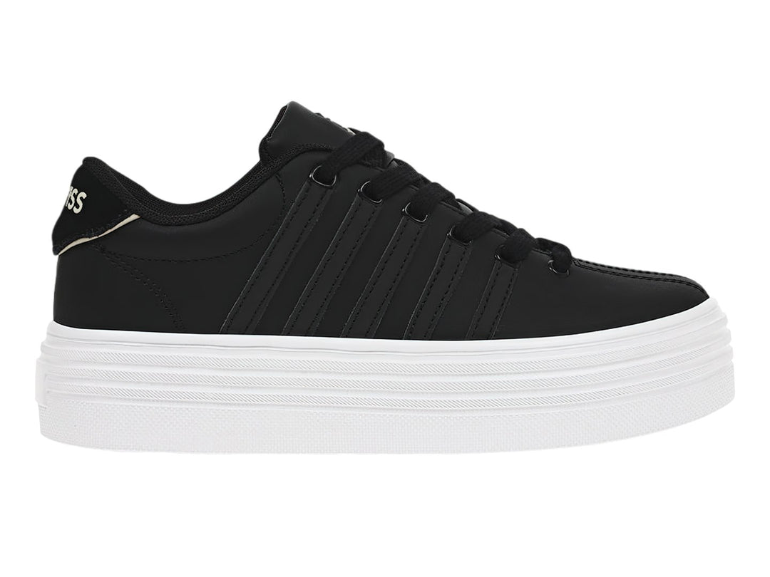 Tenis K-Swiss Court Pro V en color negro con suela de plataforma blanca ancha.