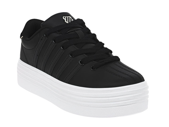 Tenis K-Swiss Court Pro V en color negro con suela de plataforma blanca ancha.