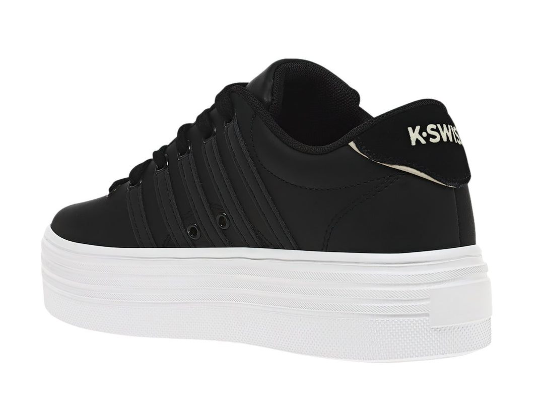 Tenis K-Swiss Court Pro V en color negro con suela de plataforma blanca ancha.