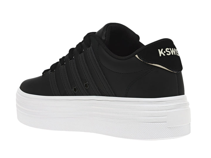Tenis K-Swiss Court Pro V en color negro con suela de plataforma blanca ancha.