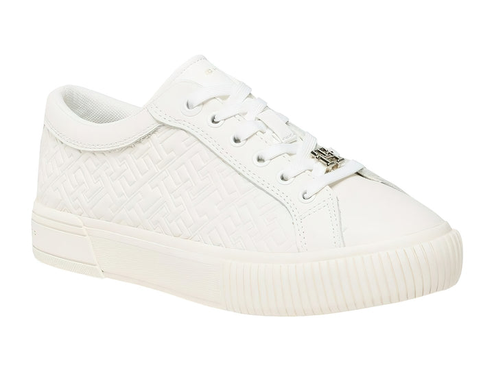 Tenis blancos de cuero Tommy Hilfiger con diseño de monograma grabado en el cuerpo y suela blanca.