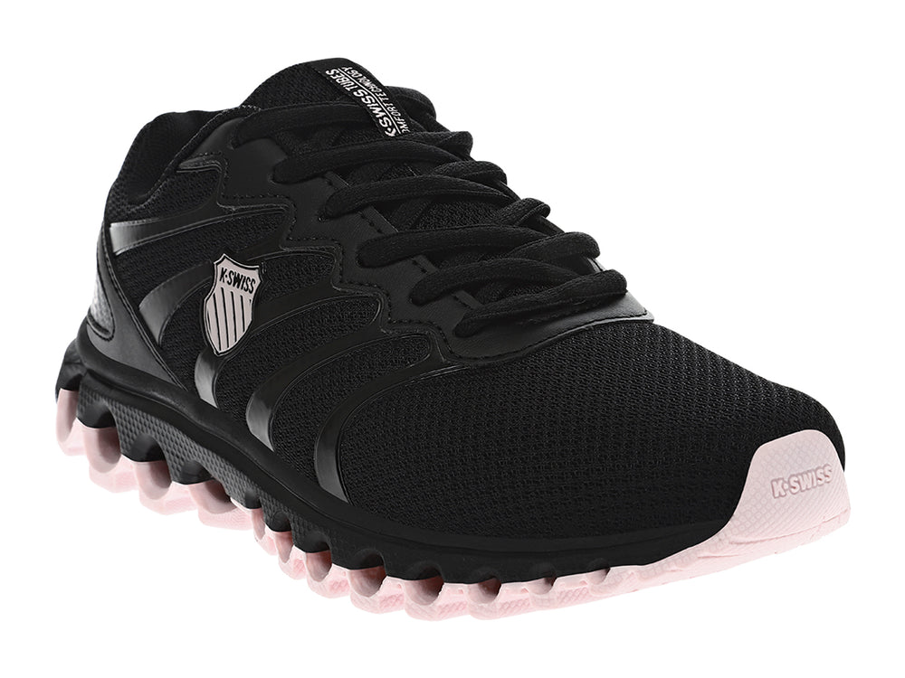 Tenis deportivos K-Swiss color negro con suela de esferas y malla transpirable.