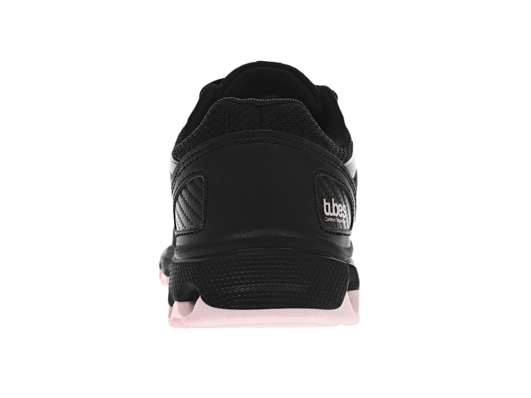 Tenis deportivos K-Swiss color negro con suela de esferas y malla transpirable.