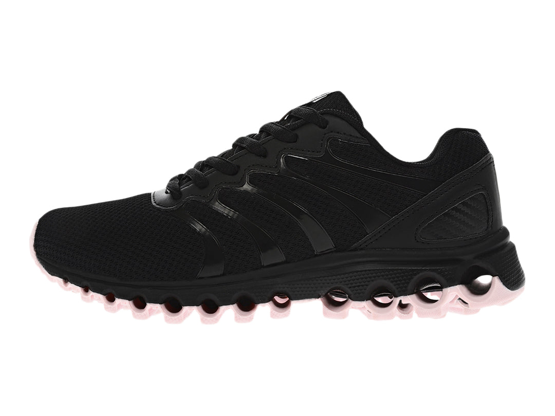 Tenis deportivos K-Swiss color negro con suela de esferas y malla transpirable.