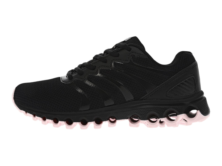 Tenis deportivos K-Swiss color negro con suela de esferas y malla transpirable.