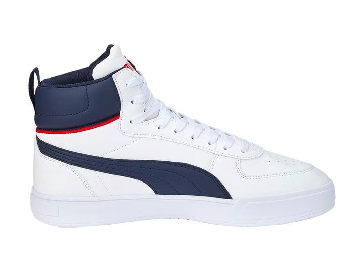 Tenis PUMA Caven Mid color blanco con detalles en azul marino y una línea roja delgada.