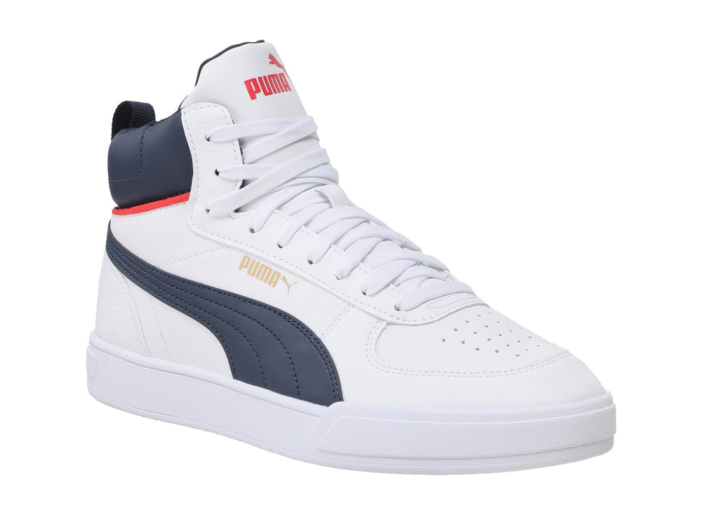 Tenis PUMA Caven Mid color blanco con detalles en azul marino y una línea roja delgada.