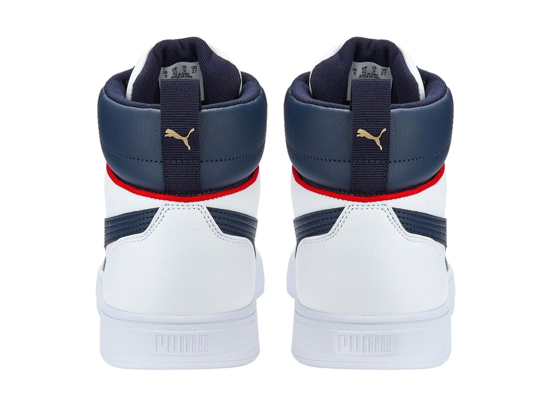 Tenis PUMA Caven Mid color blanco con detalles en azul marino y una línea roja delgada.