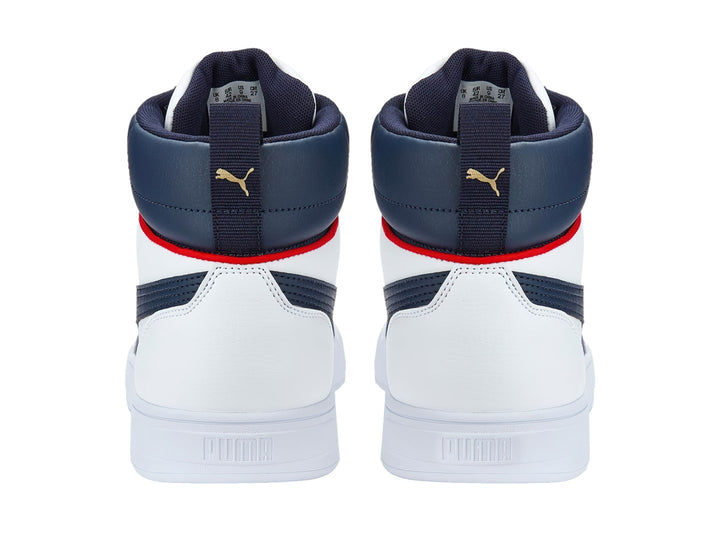 Tenis PUMA Caven Mid color blanco con detalles en azul marino y una línea roja delgada.
