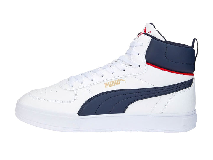 Tenis PUMA Caven Mid color blanco con detalles en azul marino y una línea roja delgada.