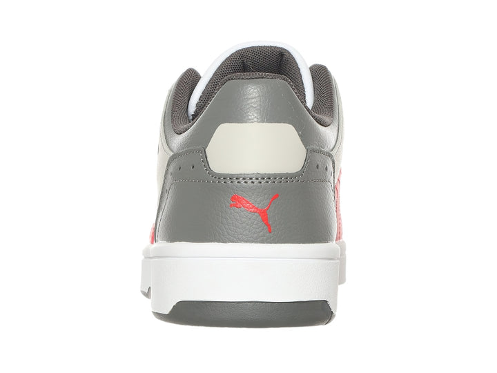 Tenis PUMA Rebound Joy Low en colores blanco, gris y rojo, diseño deportivo de corte bajo.