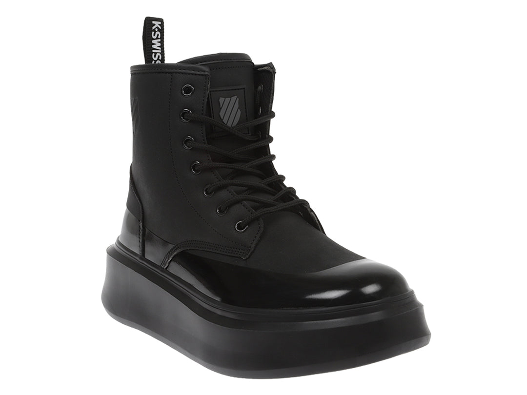 Bota K-Swiss negra con suela de plataforma alta y acabados mate y brillantes.
