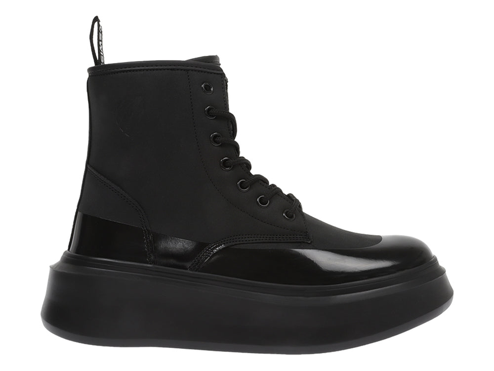 Bota K-Swiss negra con suela de plataforma alta y acabados mate y brillantes.