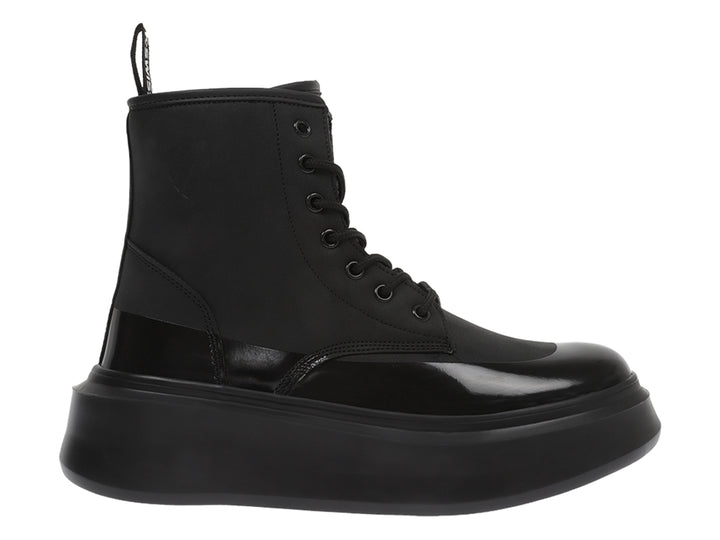 Bota K-Swiss negra con suela de plataforma alta y acabados mate y brillantes.