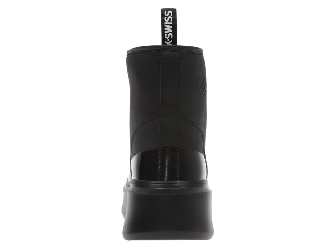 Bota K-Swiss negra con suela de plataforma alta y acabados mate y brillantes.