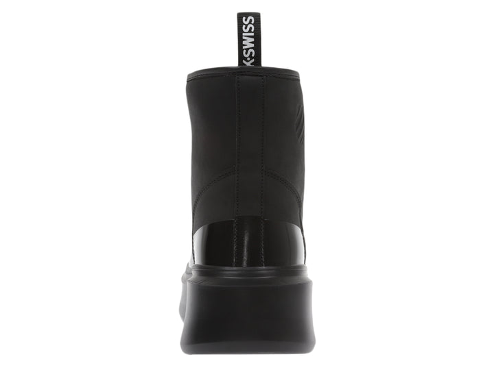 Bota K-Swiss negra con suela de plataforma alta y acabados mate y brillantes.