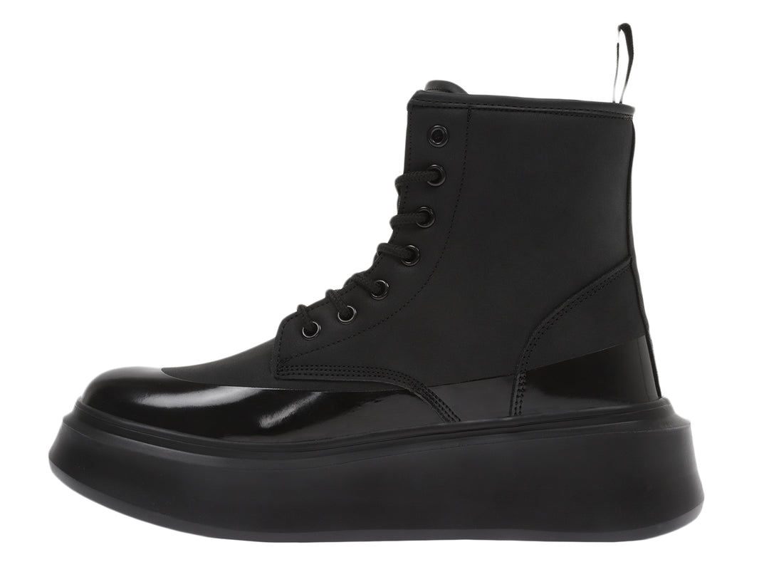Bota K-Swiss negra con suela de plataforma alta y acabados mate y brillantes.
