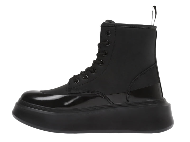 Bota K-Swiss negra con suela de plataforma alta y acabados mate y brillantes.