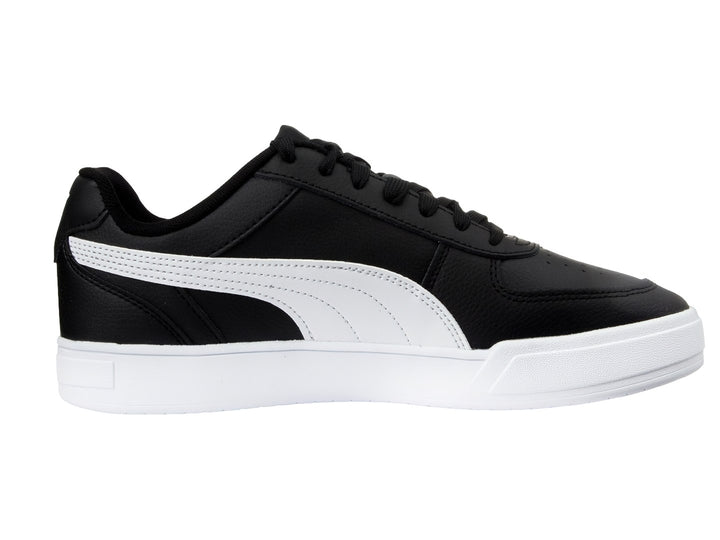 Tenis PUMA Caven en color negro con franja lateral y suela en color blanco.