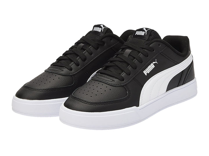 Tenis PUMA Caven en color negro con franja lateral y suela en color blanco.