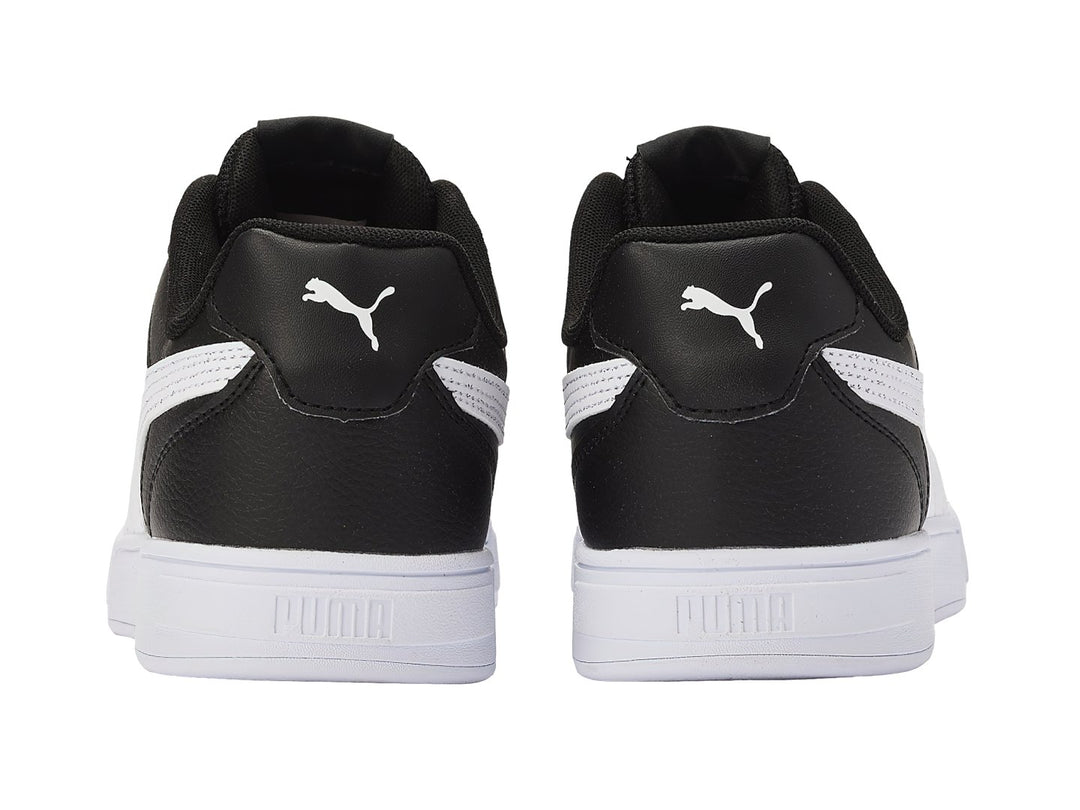 Tenis PUMA Caven en color negro con franja lateral y suela en color blanco.