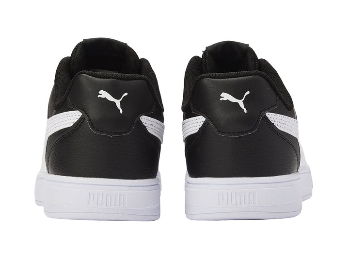 Tenis PUMA Caven en color negro con franja lateral y suela en color blanco.