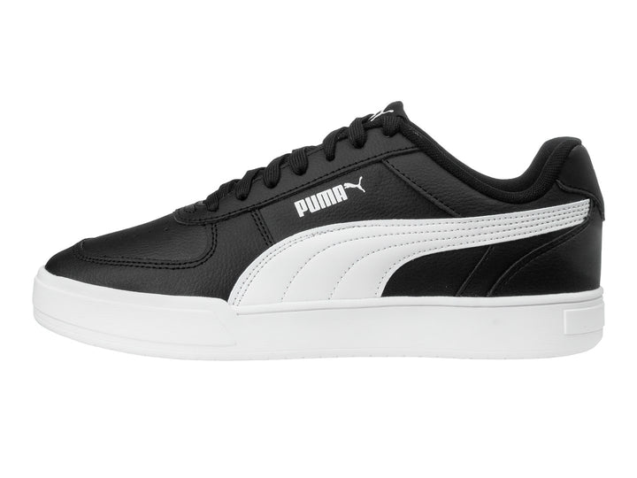 Tenis PUMA Caven en color negro con franja lateral y suela en color blanco.