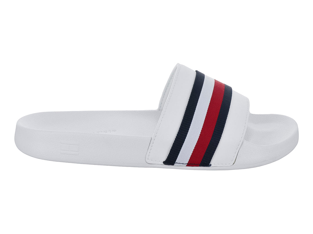 Sandalia blanca estilo slide con franjas azul marino y rojo en la banda superior.
