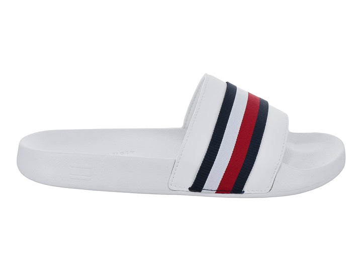 Sandalia blanca estilo slide con franjas azul marino y rojo en la banda superior.