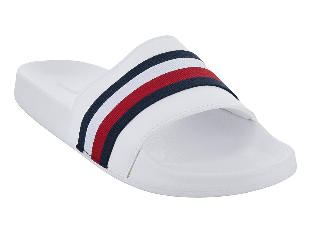 Sandalia blanca estilo slide con franjas azul marino y rojo en la banda superior.