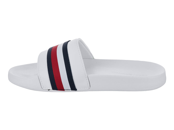 Sandalia blanca estilo slide con franjas azul marino y rojo en la banda superior.