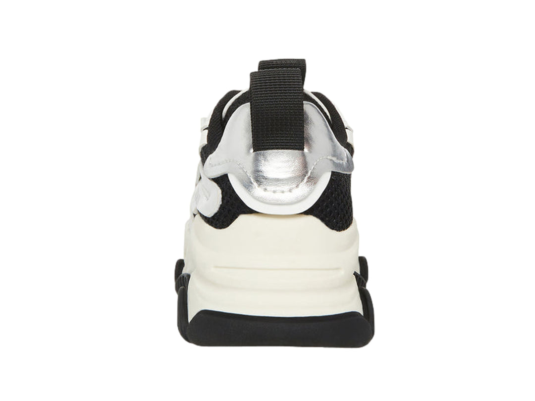 Tenis deportivos chunky para niños en colores blanco, negro y plateado metálico con suela ancha.