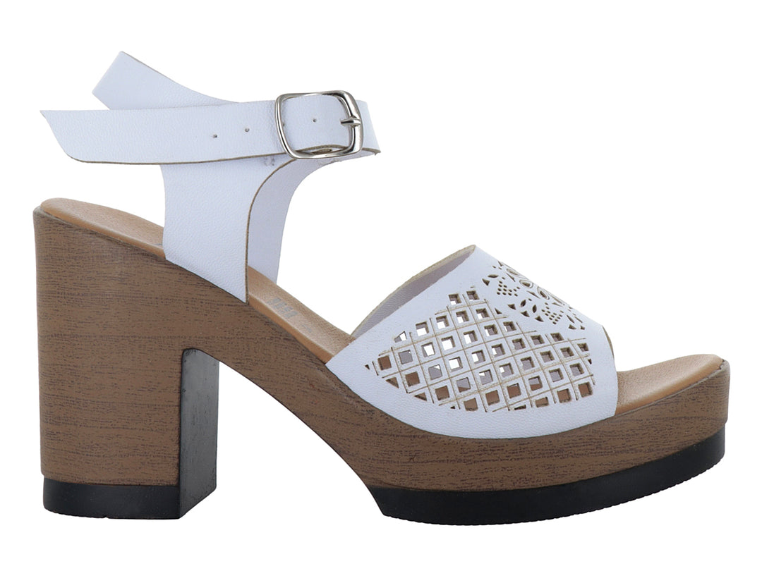Sandalia blanca de material sintético con plataforma y tacón grueso color madera y correa ajustable al tobillo.