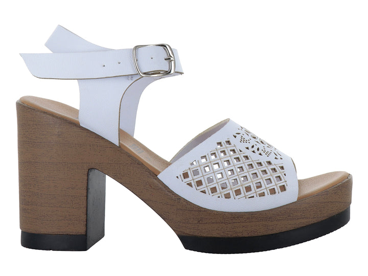 Sandalia blanca de material sintético con plataforma y tacón grueso color madera y correa ajustable al tobillo.