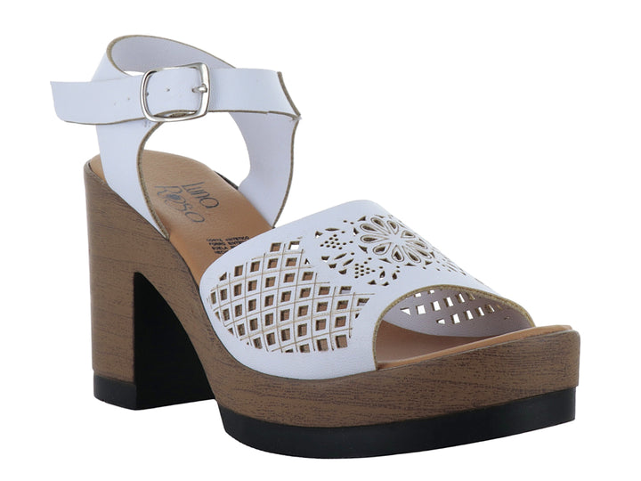 Sandalia blanca de material sintético con plataforma y tacón grueso color madera y correa ajustable al tobillo.
