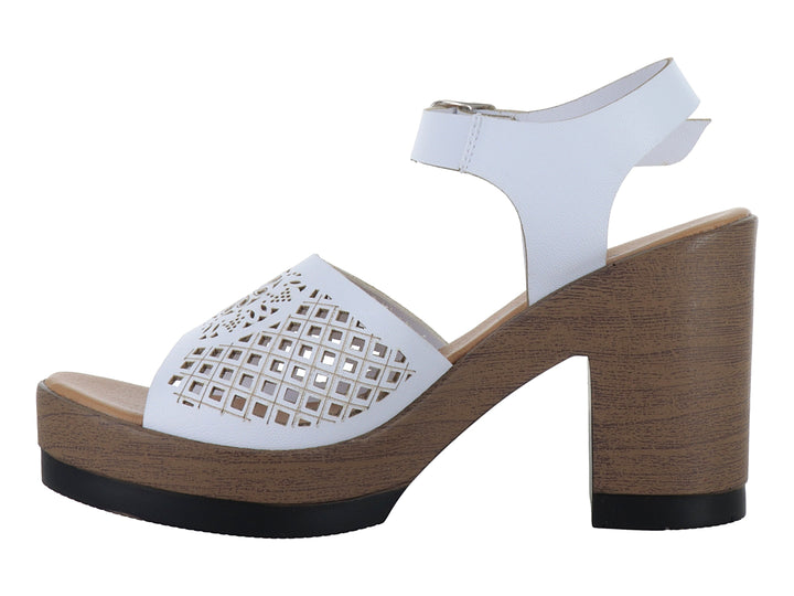 Sandalia blanca de material sintético con plataforma y tacón grueso color madera y correa ajustable al tobillo.