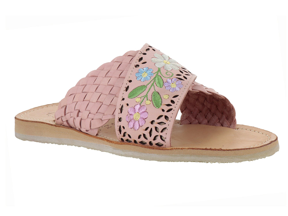 Sandalia rosa de cuero con correa trenzada y detalles de flores bordadas.
