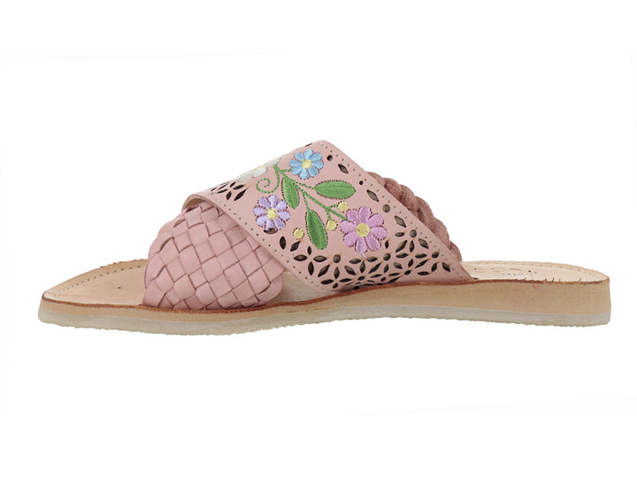Sandalia rosa de cuero con correa trenzada y detalles de flores bordadas.