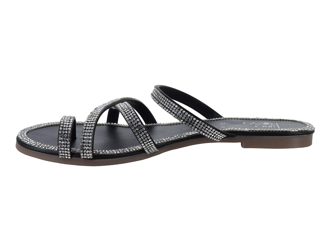 Sandalia plana color negro con tiras decoradas con piedras brillantes color plata.